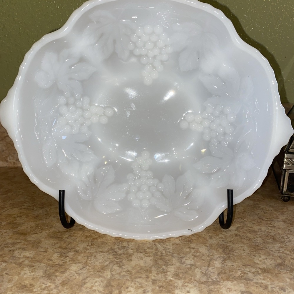 Vintage Indiana Milk Glass Bowl Grape Vine Pattern White MCM 1965 USA Serveware‎